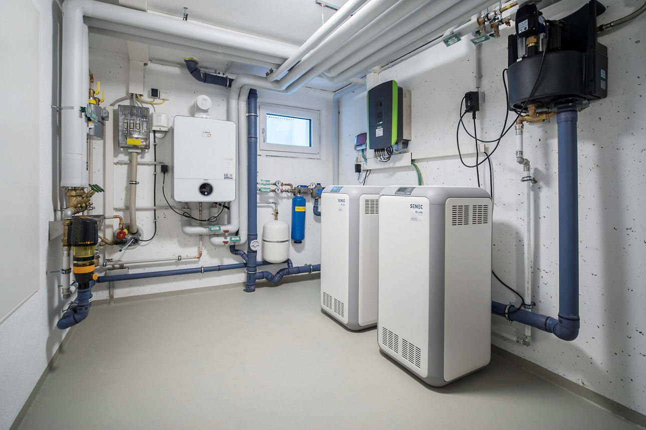 Der Technikraum eines modernen, energieautarken Mehrfamilienhauses wird dargestellt. 
