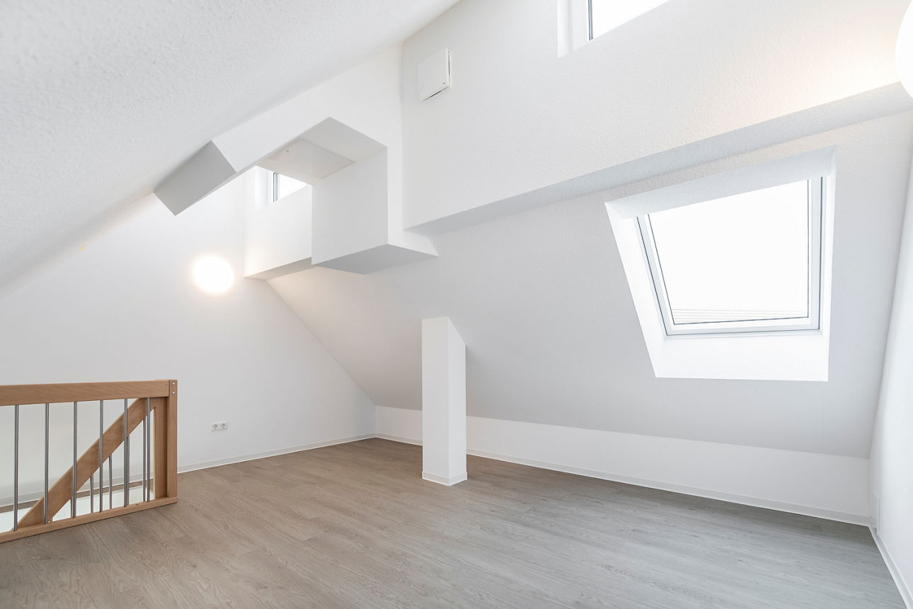 Darstellung der Galerie im Dachspitz eines modernen, energieautarken Mehrfamilienhauses. 