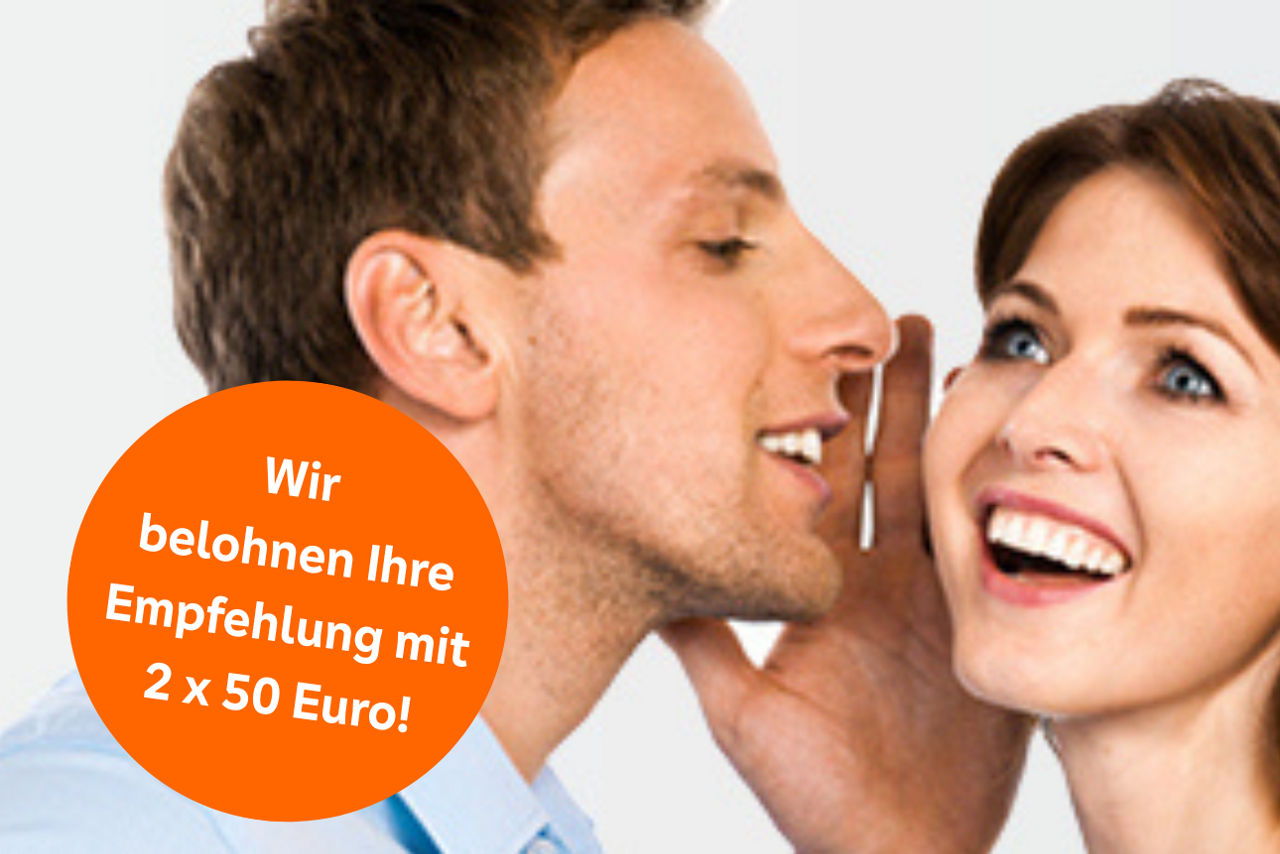 Jungen Paar flüstert sich gegenseitig ins Ohr