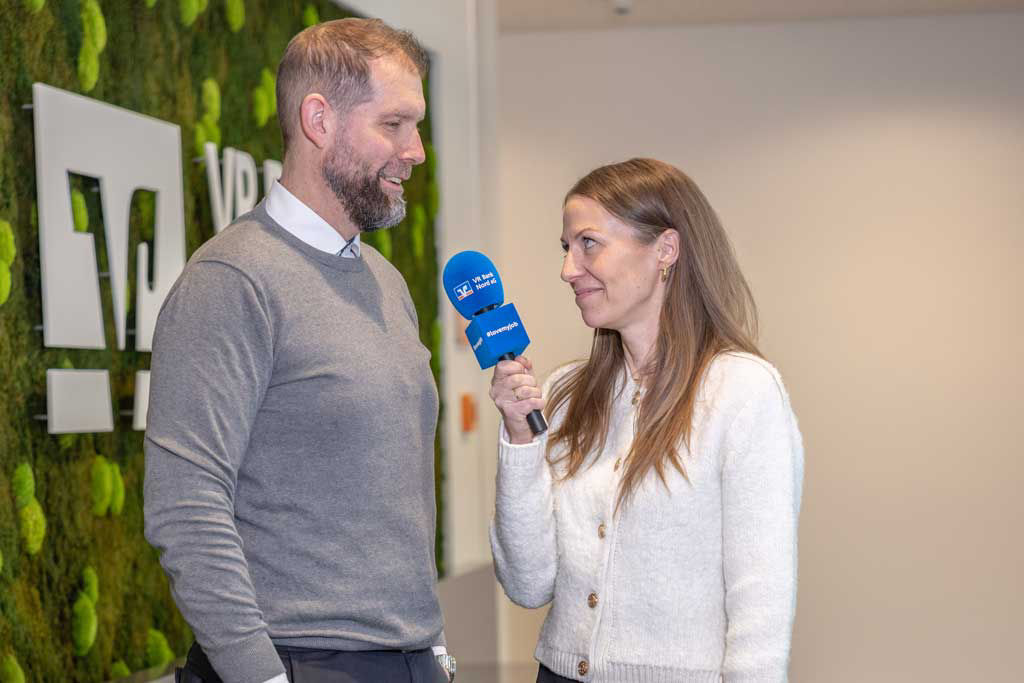 Zwei Kollegen unterhalten in der Filiale