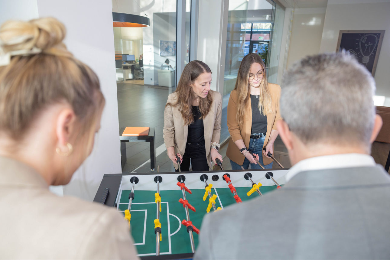 Kollegen spielen gemeinsam Tischkicker