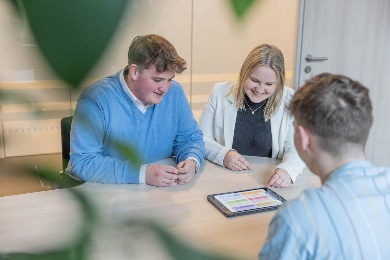 Auszubildende in einem Büro beim Kundengespräch