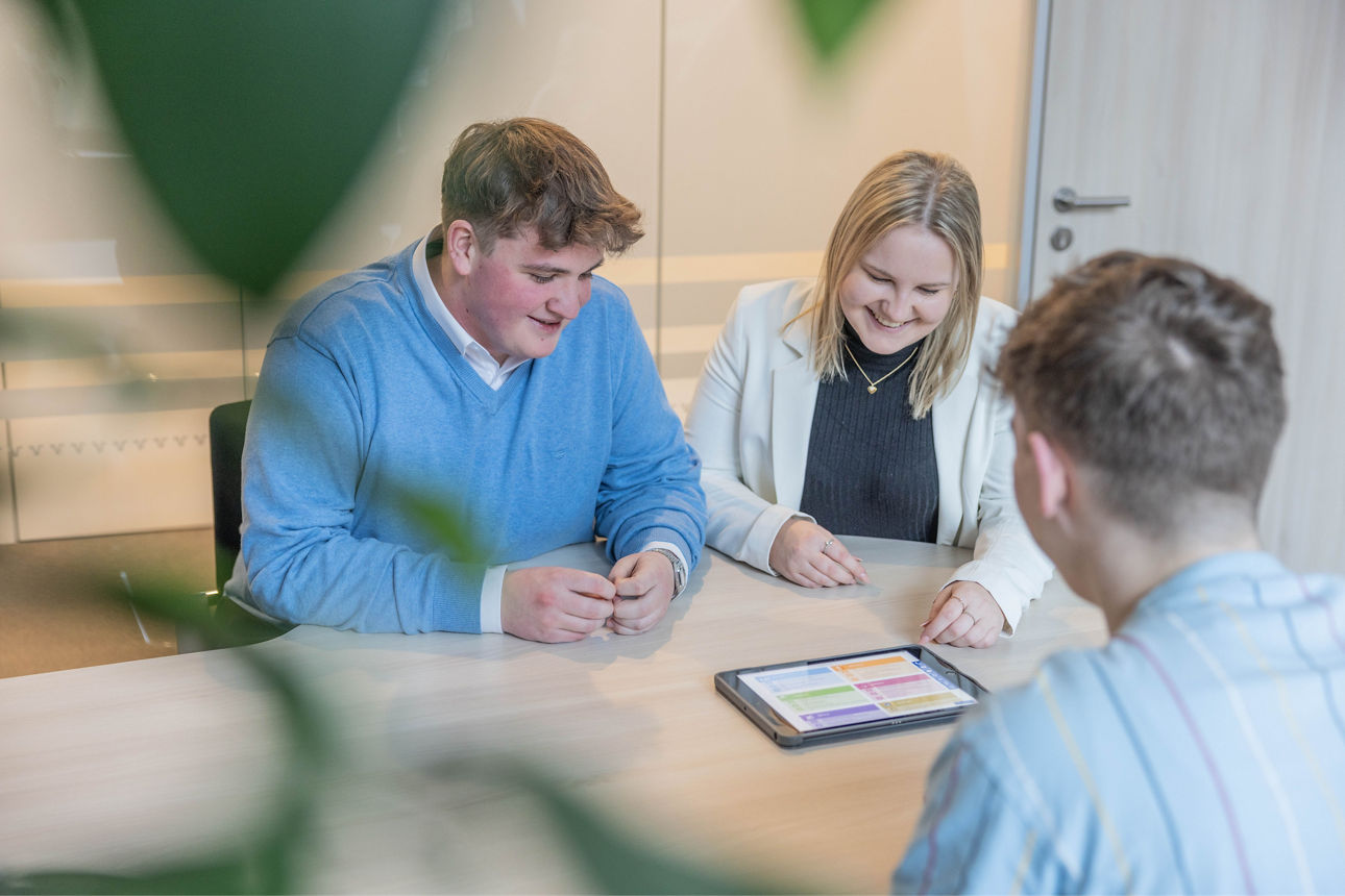 Auszubildende in einem Büro beim Kundengespräch