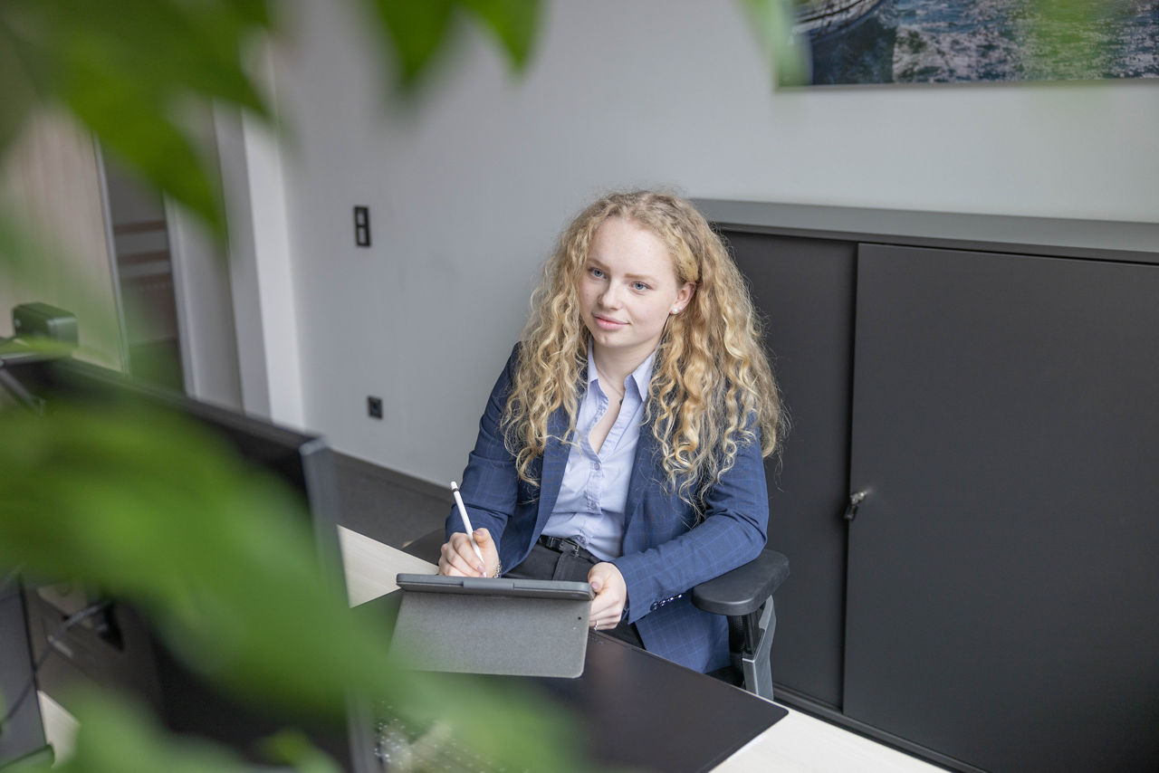 Studentin am Tablet im Büro