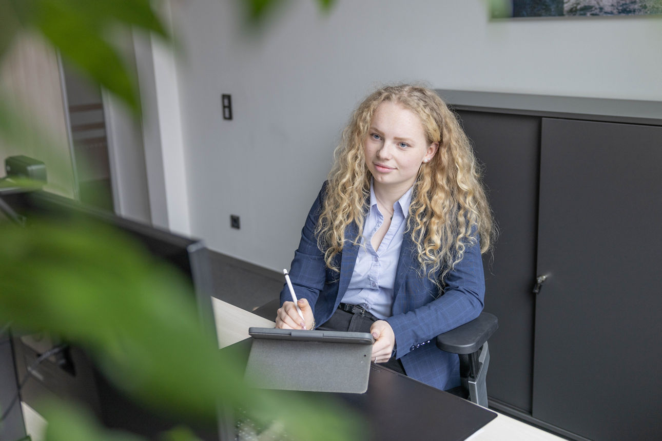 Studentin am Tablet im Büro