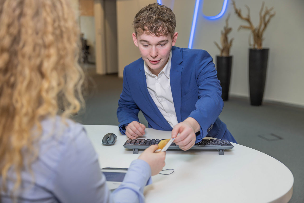 Praktikant im Service mit einer Kundin