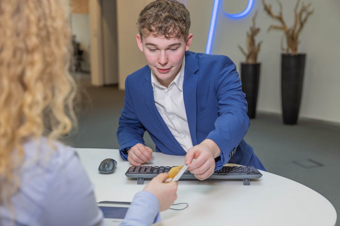 Praktikant im Service mit einer Kundin