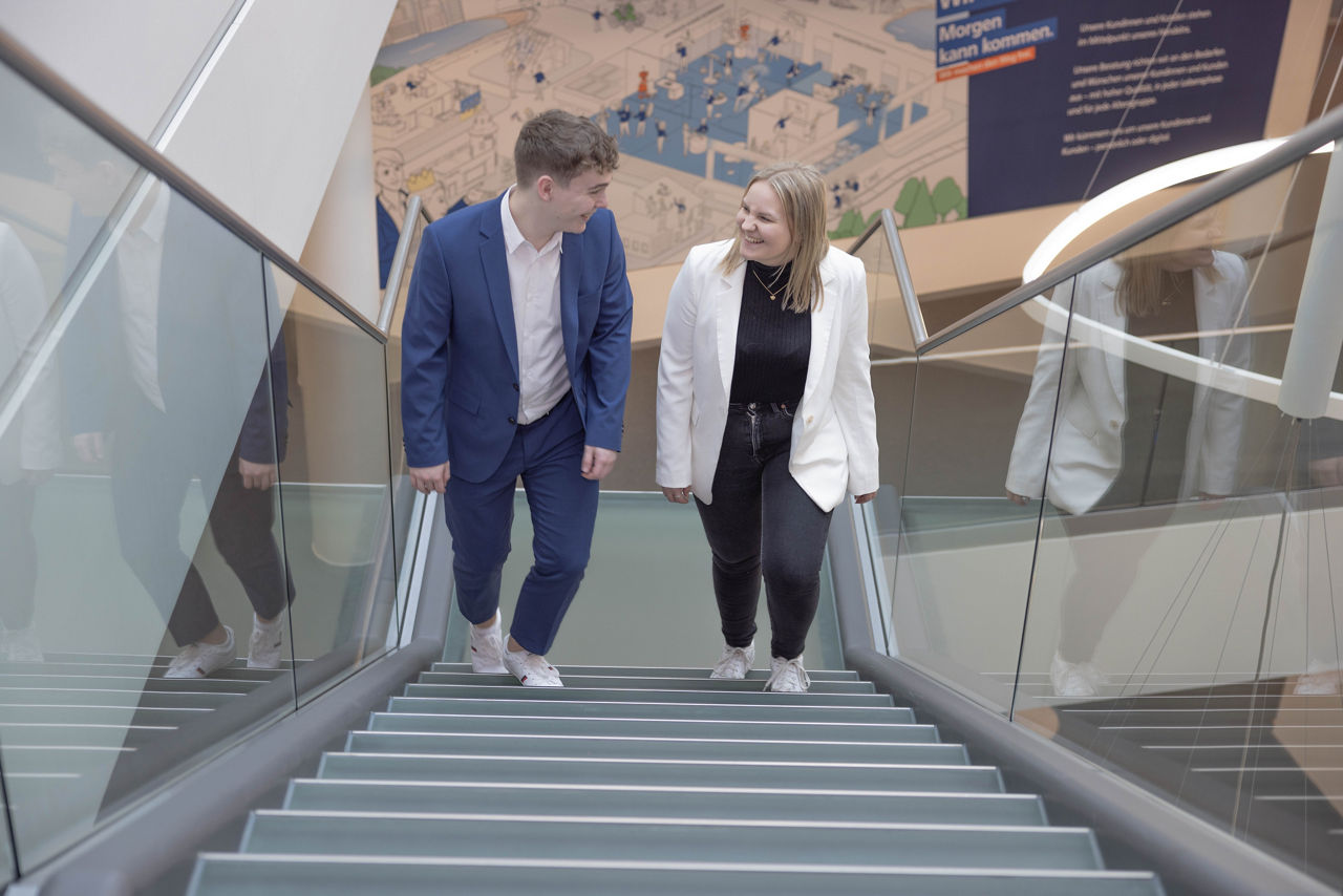Auszubildende unterhalten sich während sie die Treppe hochgehen