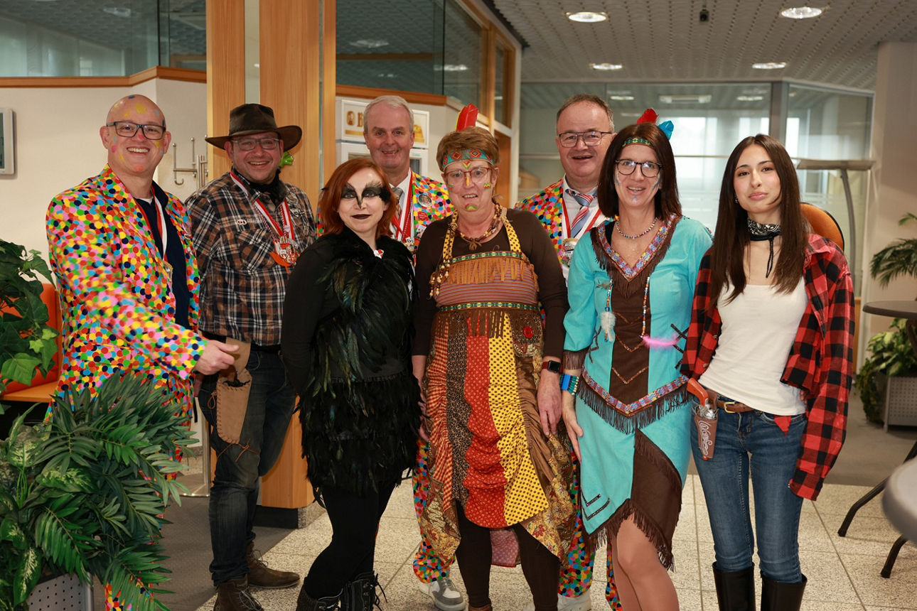 Das Team aus Asbach verkleidet als Cowboys und Indianer mit den Vorständen der Bank als Konfetti und einer Kollegin als Rabe