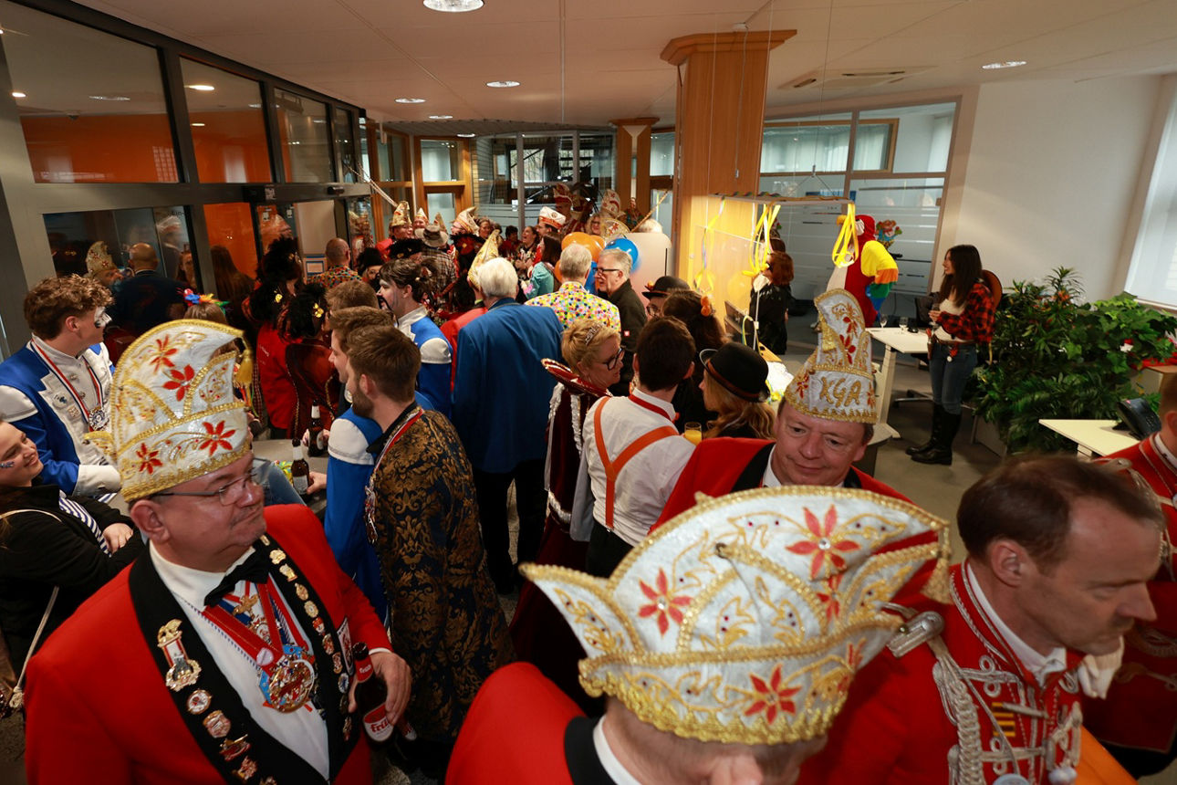 Die Geschäftsstelle Asbach ist gut besucht: Aufnahme der Narrenschar von seitlich oben