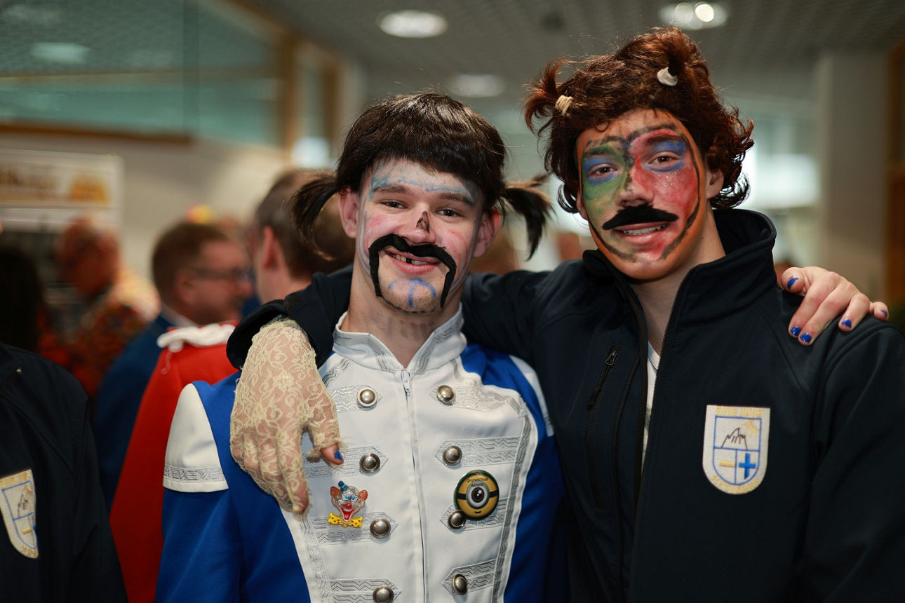 Zwei Jungs der KG Ewig Jung Schöneberg  mit Zahnlücken, Zöpfen und angeklebten Schnäuzern