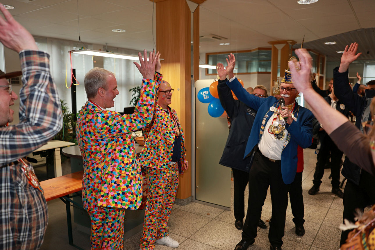 Der Vorstand der Bank und der Prinz der Session 2018 heben die Arme zum Alaaf