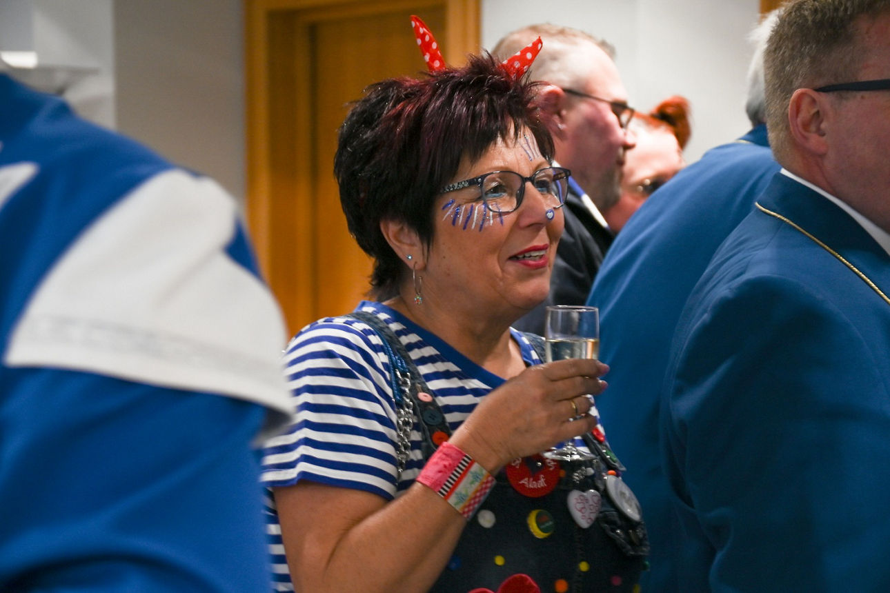 Eine Möhn in blau-weiß geringeltem Shirt unterhält sich