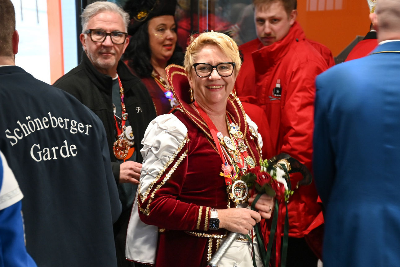 Asbacher Prinzessin im rot-weißen Kleid mit Stehkragen, hält rot-weiße Blumen in den Händen
