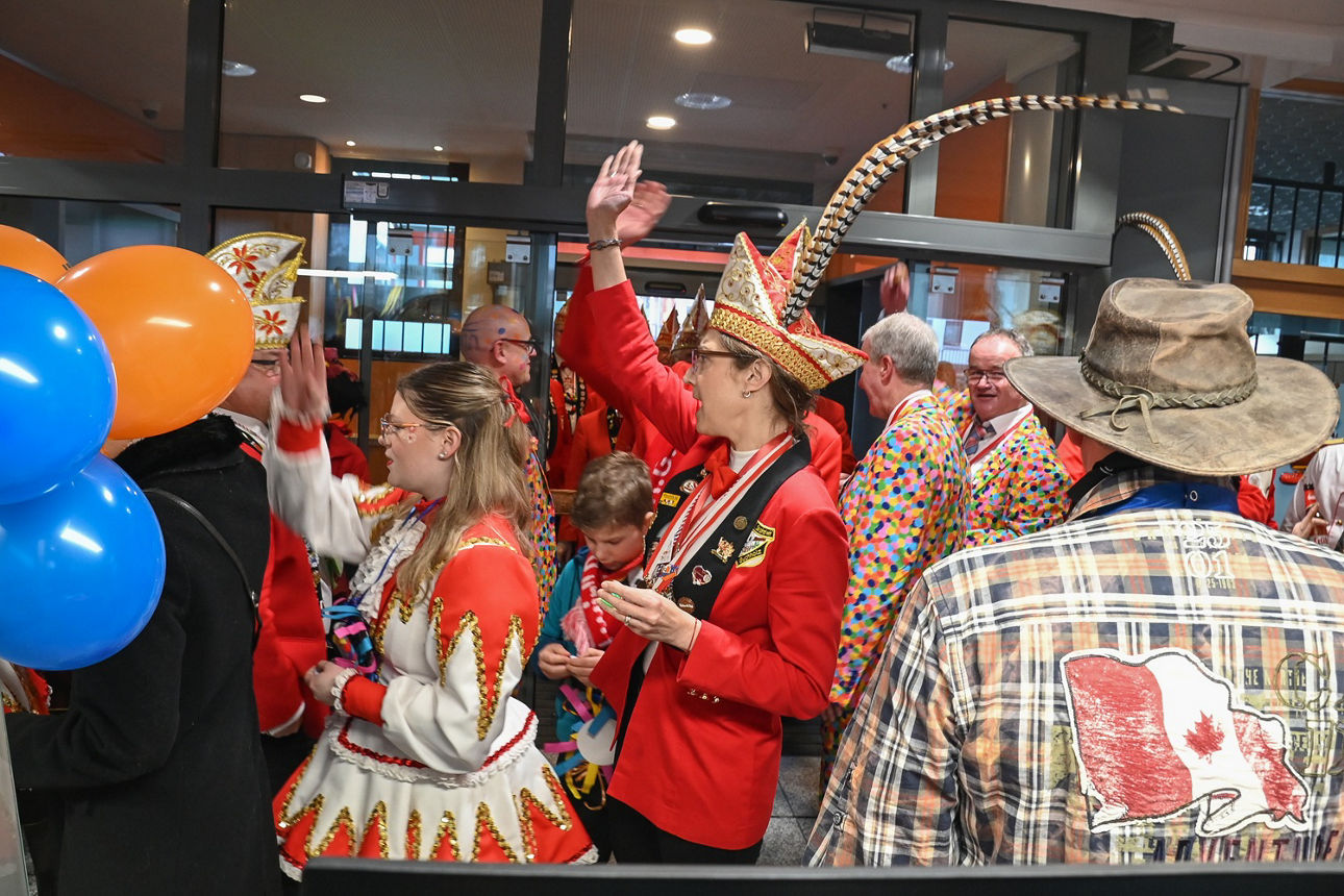 Die KG Flöck Flöck Limach zieht mit Alaaf in die Geschäftsstelle ein