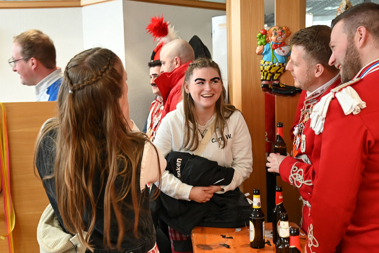 Eine junge Frau mit blonden Haaren präsentiert stolz ihre falschen Augenbrauen (angeklebte Schnäuzer)