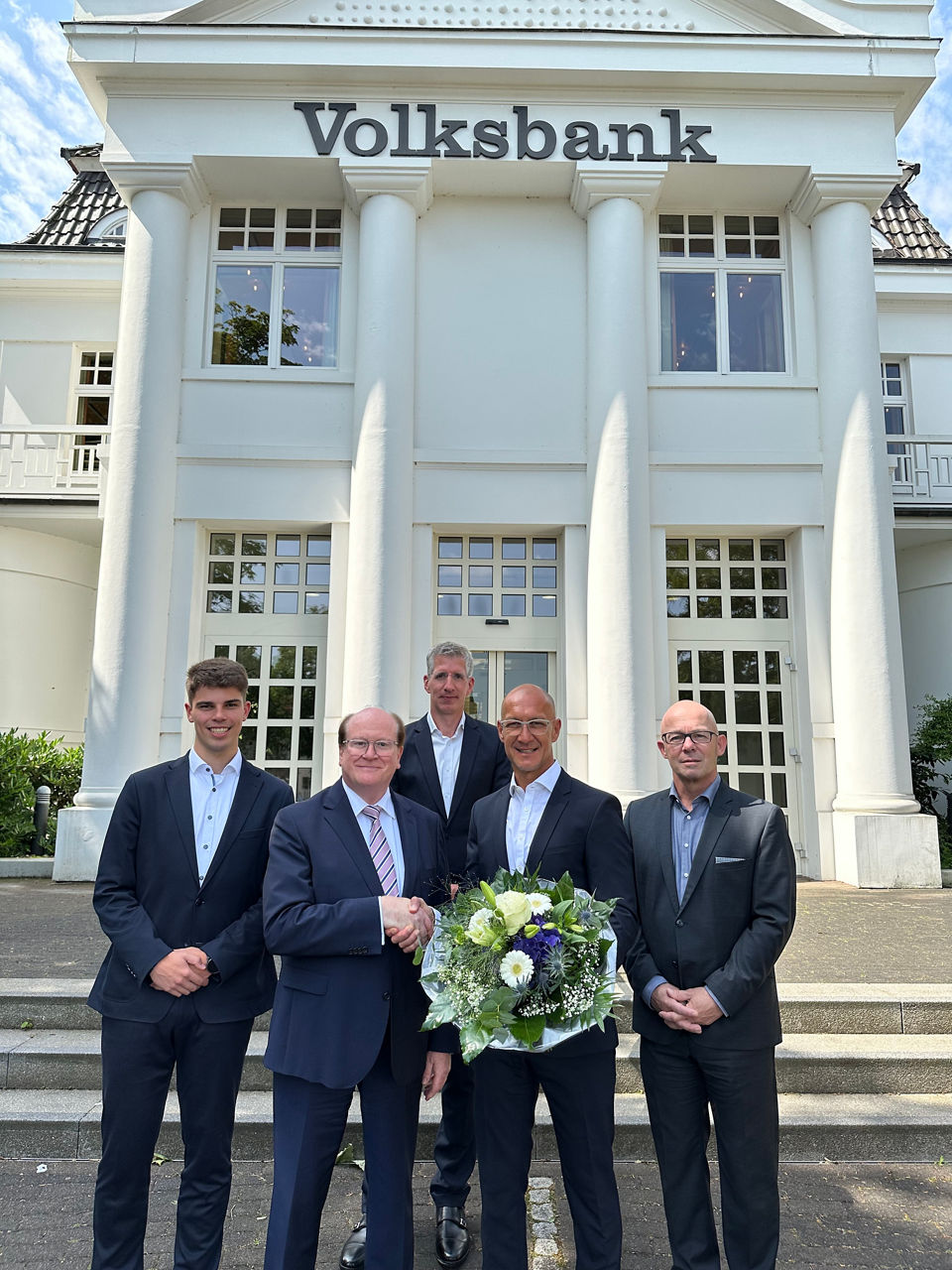Vorstandsvorsitzender Bernd Wesselbaum mit Herrn Augulis und seinem Team