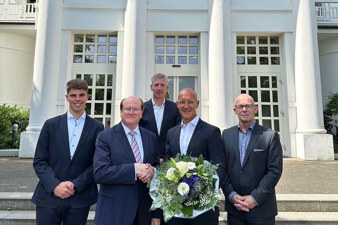 Vorstandsvorsitzender Bernd Wesselbaum mit Herrn Augulis und seinem Team