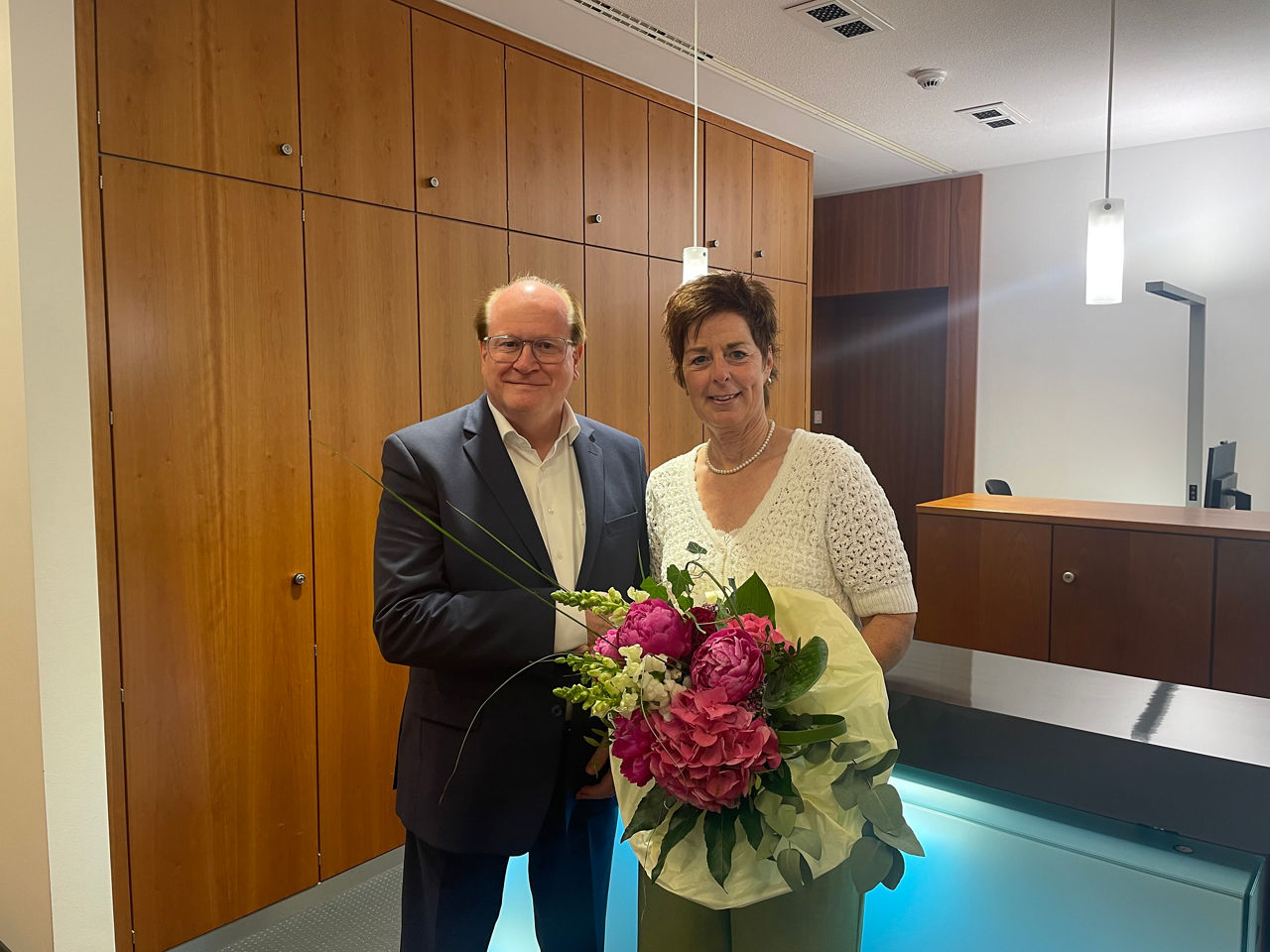 Vorstandsvorsitzender Bernd Wesselbaum übbereicht Petra Rurainski Blumen