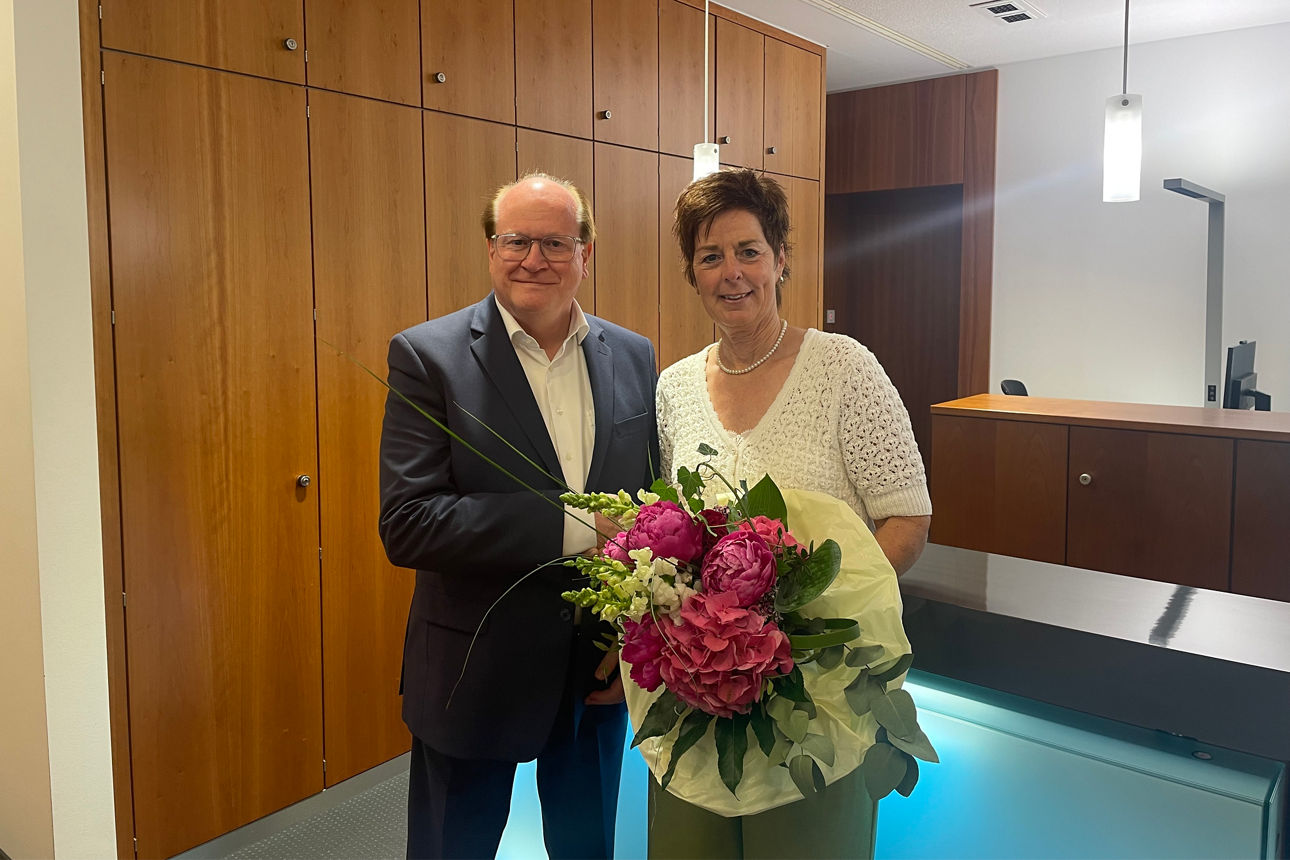Vorstandsvorsitzender Bernd Wesselbaum übbereicht Petra Rurainski Blumen