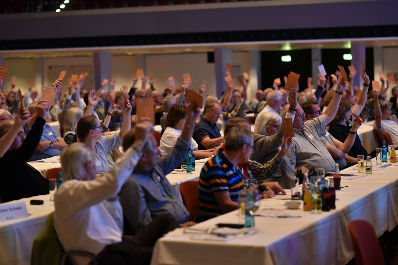 Vertreterinnen und Vertreter bei einer Abstimmung