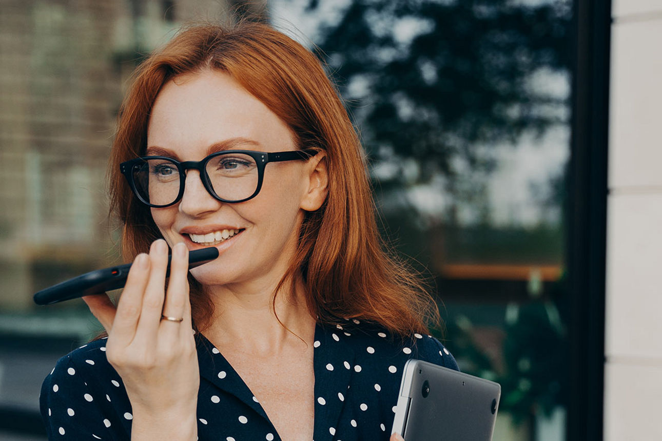 Frau spricht in ihr Smartphone