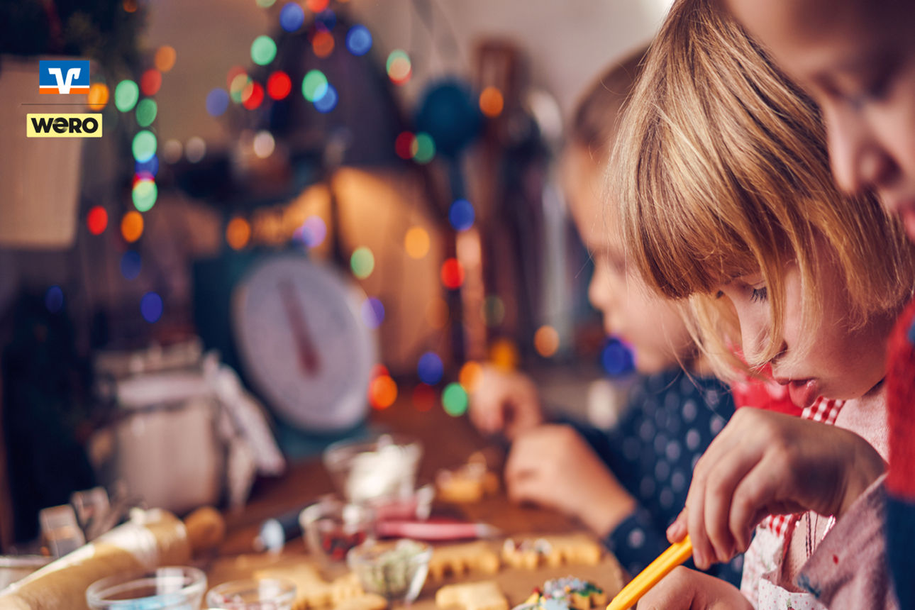 Drei Kinder am Plätzchenbacken.