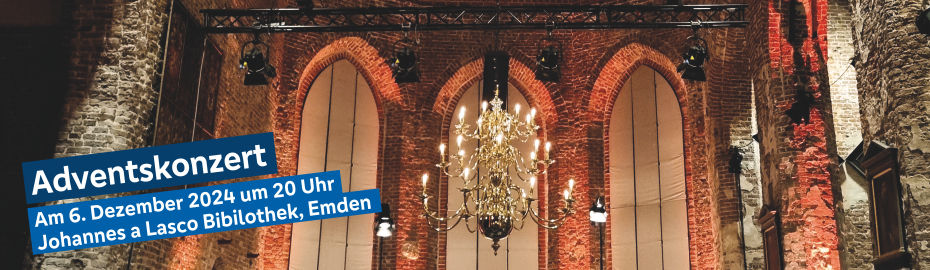Innenraum aus Backstein mit zwei großen Rundbogenportalen.
