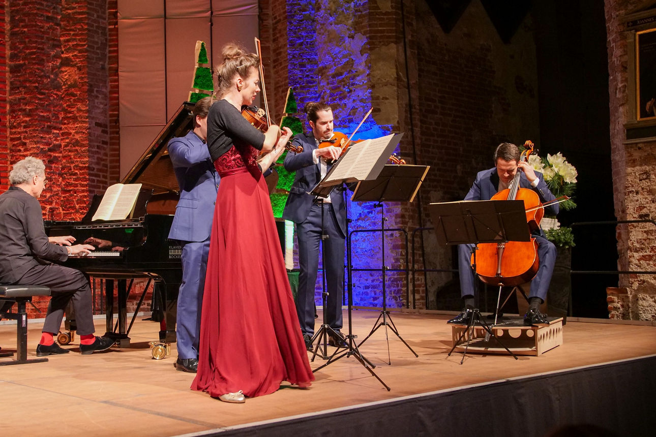 Prof. Matthias Kirschnereit und das Aris Quartett zogen das Publikum mit ihrem ein-drucksvollen Spiel in seinen Bann.