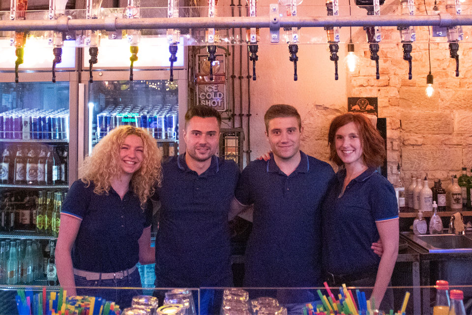 Mitarbeitende der Bank hinter der Theke im Lokwerk