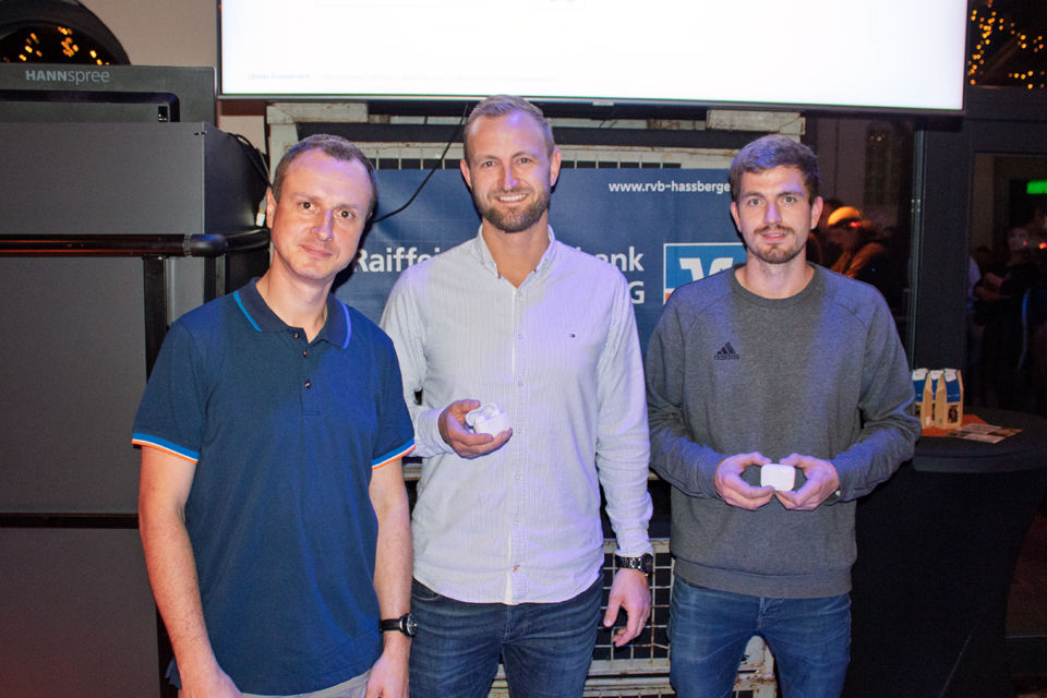 Stephan Merz übergibt den Gewinn an Toni Gehring und Mauro Mantel 