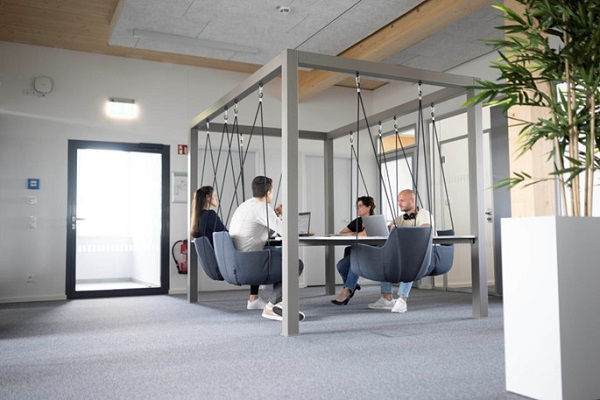 Mitarbeitende im Büro gemeinsam arbeitend an einem Tisch