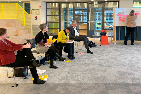 Interessierte tauschen sich in einer gemeinsamen Sitzrunde im Change Hub aus.