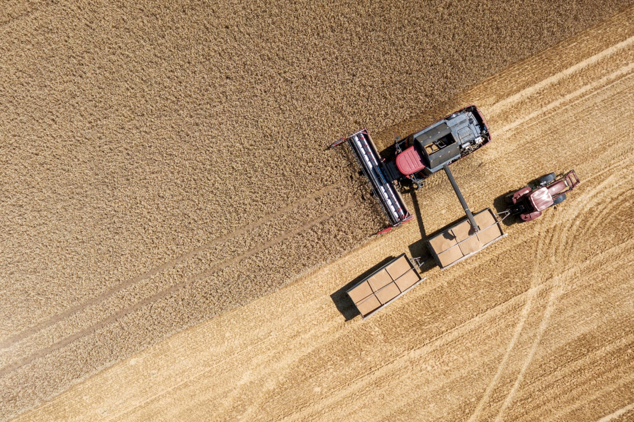 Ein Traktor fährt auf einem Feld
