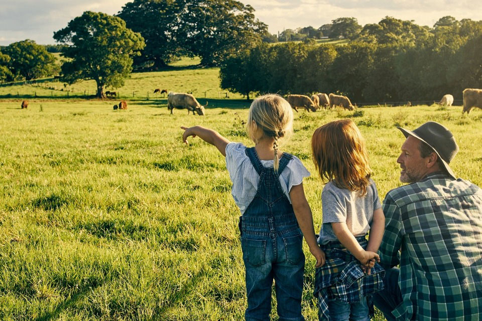drei Personen stehen auf einem Feld 