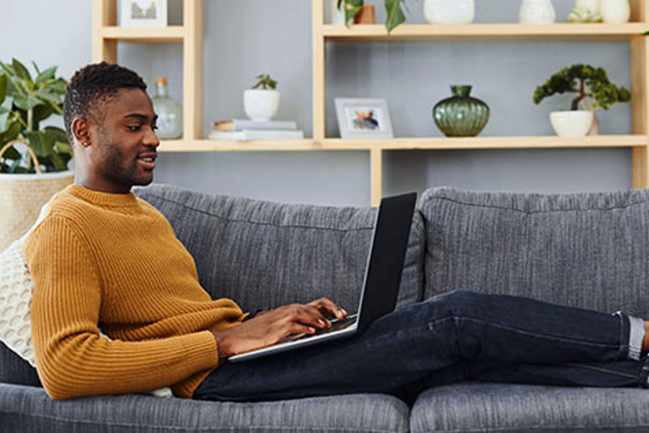 Mann sitzt auf der Couch