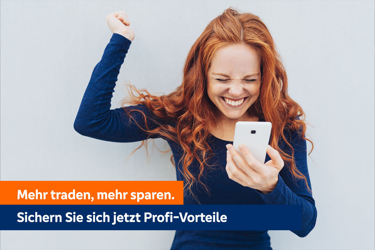Eine rothaarige jubelnde Frau am Handy.