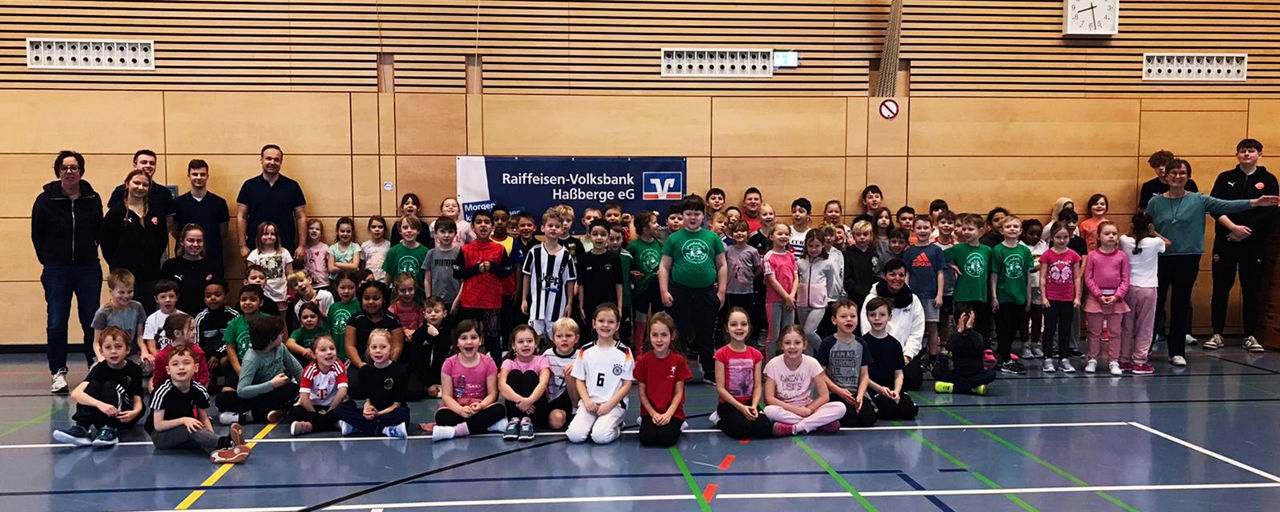 Die Schülerinnen und Schüler der 1. und 2. Klassen der Grundschule Sand mit den Jugendtrainerinnen und -trainern der Bamberg 