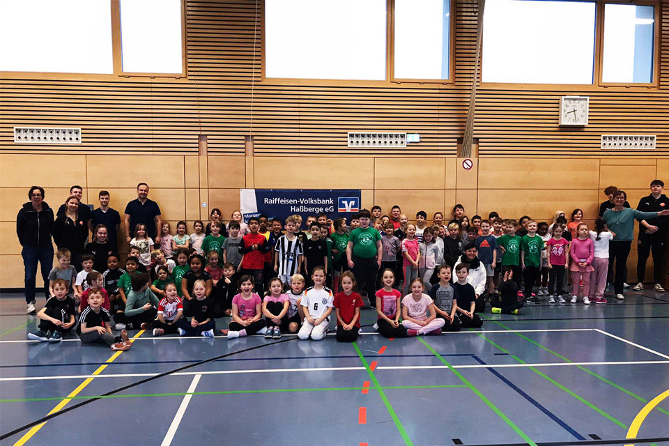 Die Schülerinnen und Schüler der 1. und 2. Klassen der Grundschule Sand mit den Jugendtrainerinnen und -trainern der Bamberg 
