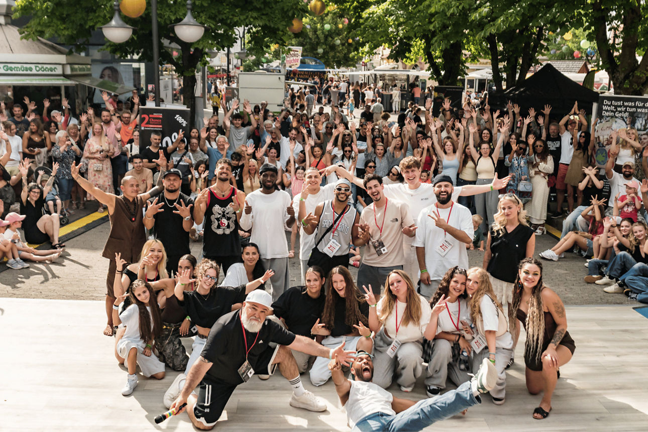 Gruppenfoto einer Tanzgruppe beim Fest in Albstadt