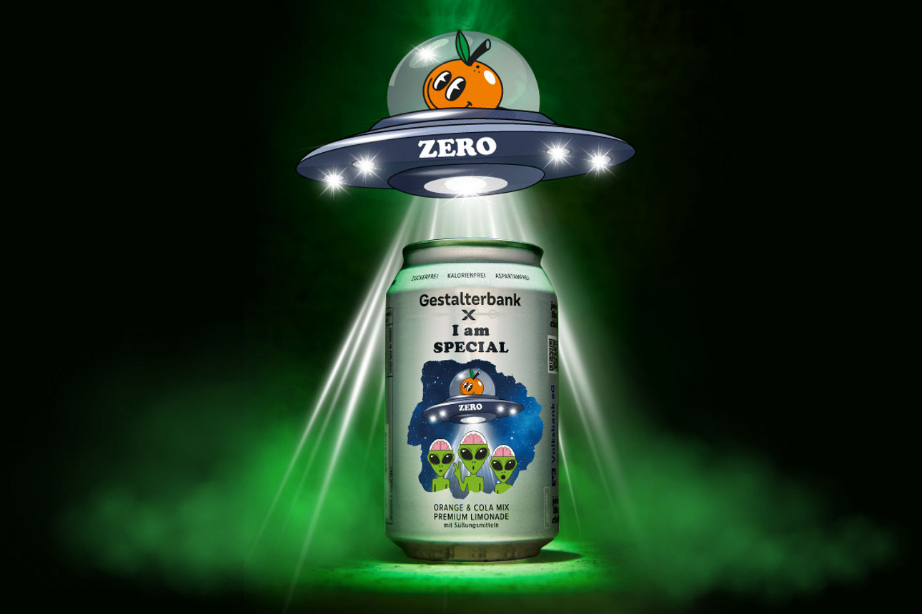 Ein Ufo mit einer Orange schwebt über einer Dose Alienelixier