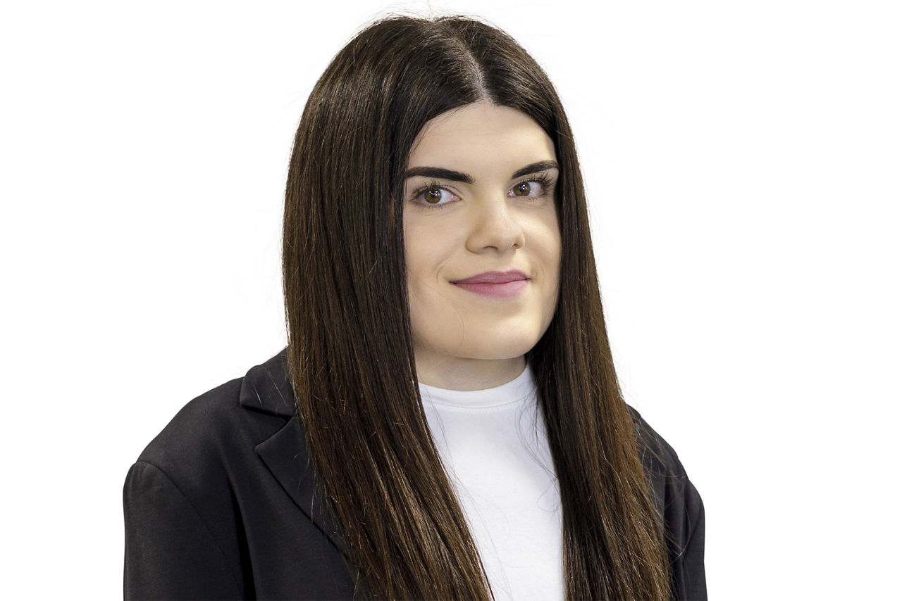 Portraitbild Frau Alina Debski, Mitarbeiterin der Bopfinger Bank Sechta-Ries eG mit schwarzem Jacket und weißer Bluse 