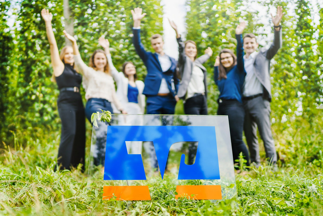 Gruppe von Mitarbeitern in einem Hopfengarten
