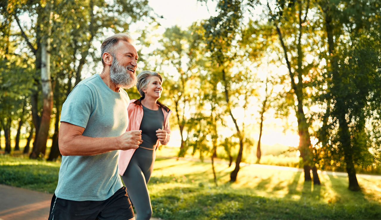 Jogger in der Natur haben für ihr Alter vorgesorgt