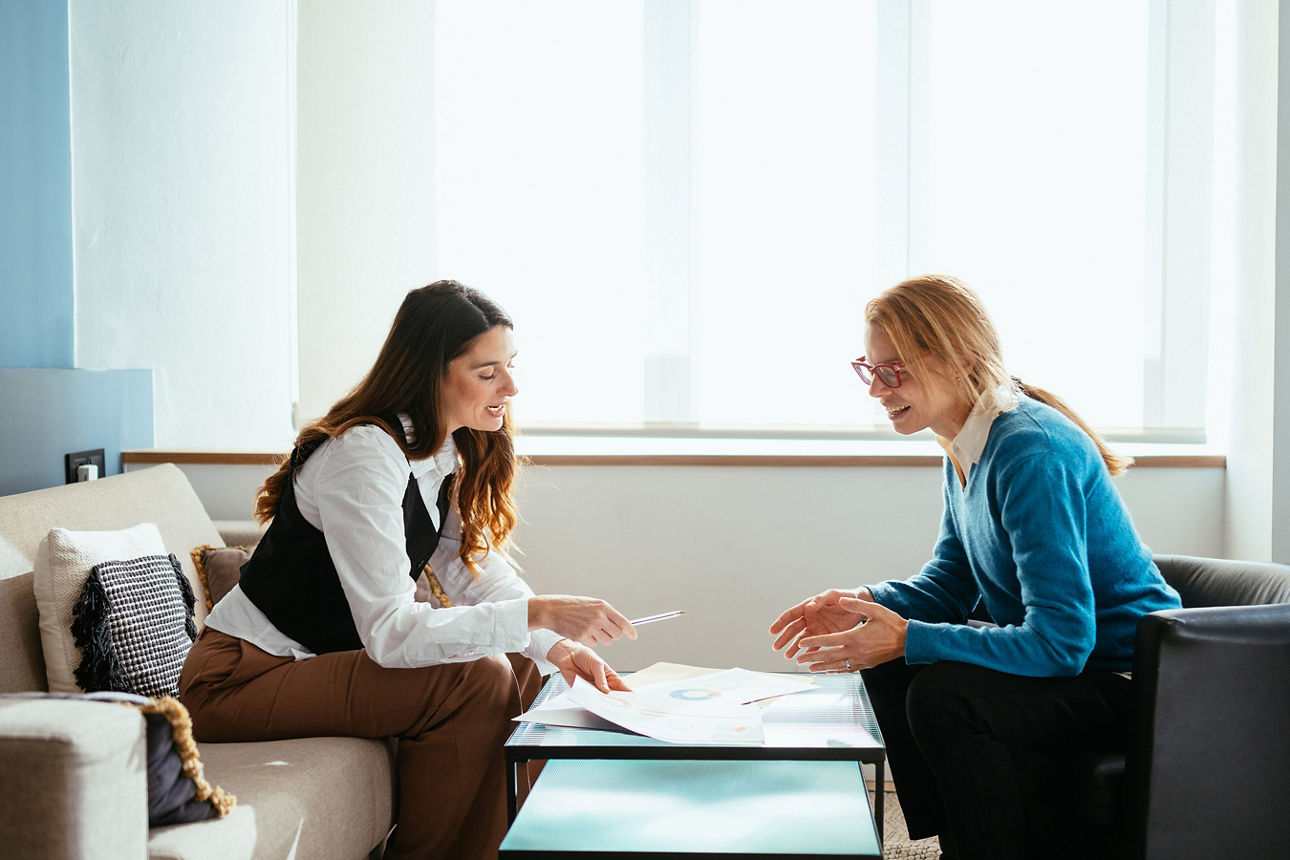 Eine Frau lässt sich bei ihrer Bank zu den Möglichkeiten der Altersvorsorge für Frauen beraten.