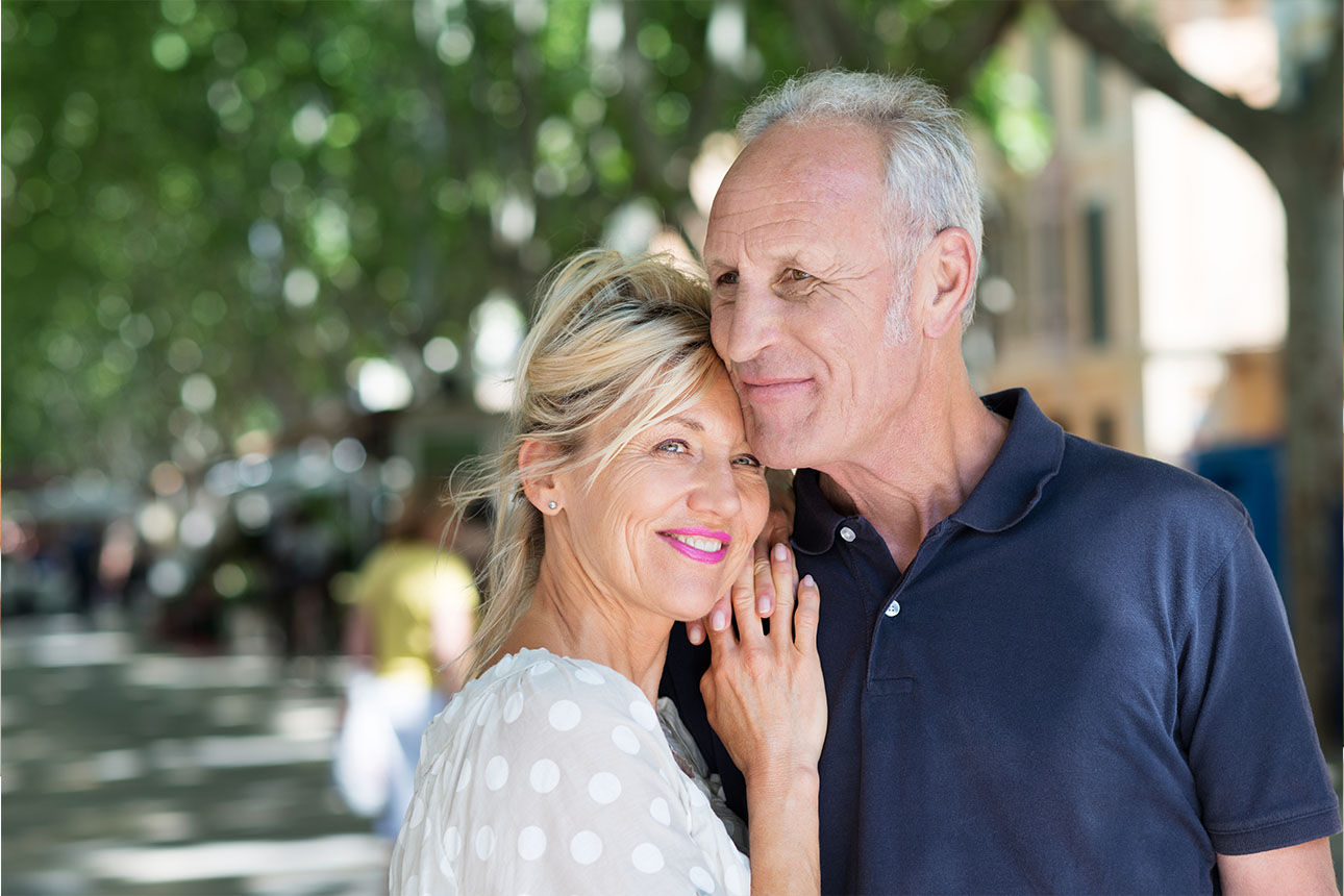 Glückliches Pärchen in einer Stadt