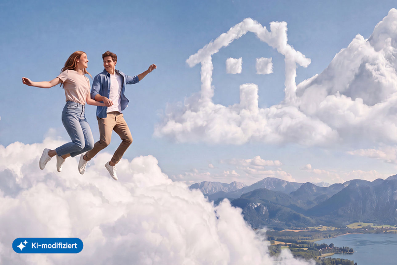 Zwei Personen schweben auf einer Wolke vor einem aus Wolken geformten Haus. Im Hintergrund sind Berge und ein See zu sehen.