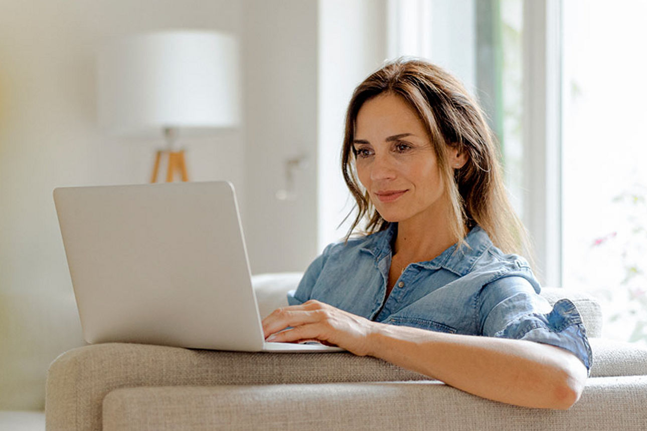 Frau am Laptop