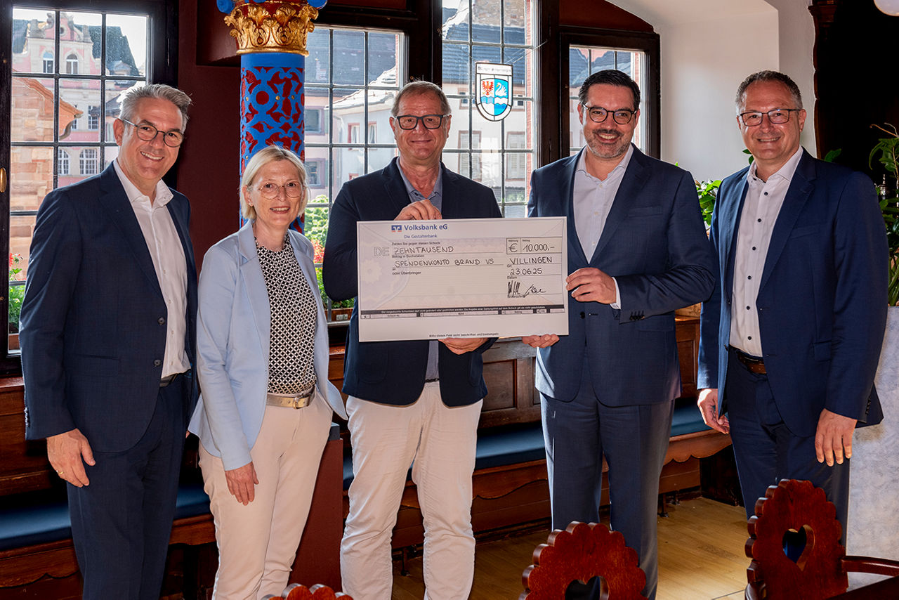 Vorstand Nicolas Mayer, Vorständin Irmgard Sachsenmaier, Oberbürgermeister Jürgen Roth, Vorstandsvorsitzender Alexander Müller, Bereichsleiter UE/Marketing Thomas Bader (v.l.n.r) bei der Übergabe des symbolischen Spendenschecks