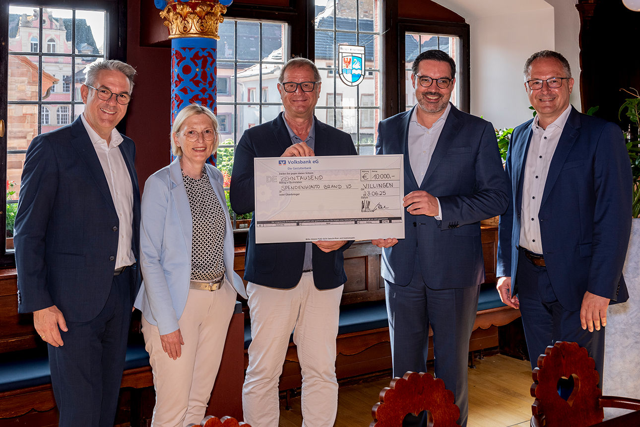 Vorstand Nicolas Mayer, Vorständin Irmgard Sachsenmaier, Oberbürgermeister Jürgen Roth, Vorstandsvorsitzender Alexander Müller, Bereichsleiter UE/Marketing Thomas Bader (v.l.n.r) bei der Übergabe des symbolischen Spendenschecks